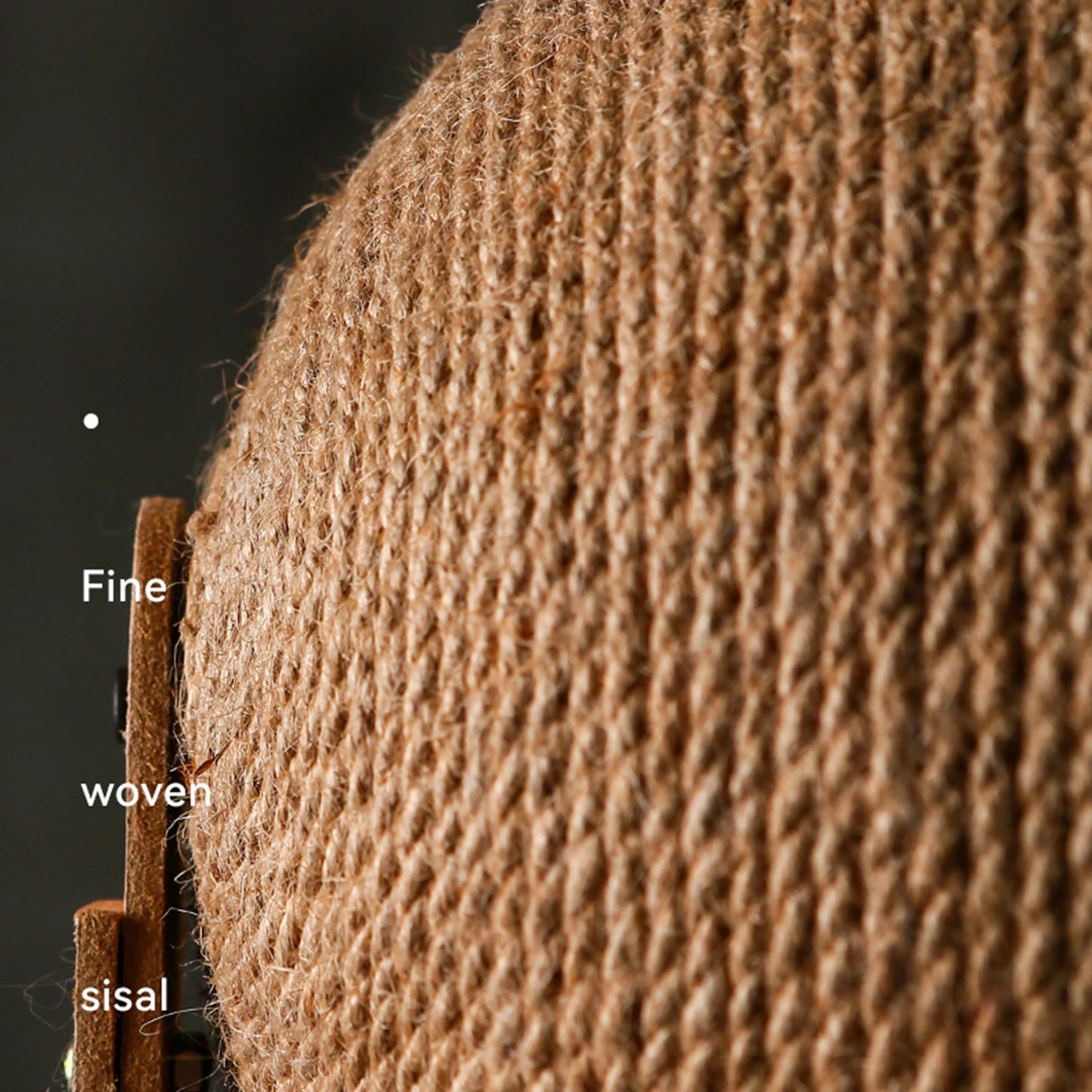 Interaktives Katzenspielzeug mit dem Katzen ihre Krallen schärfen können.